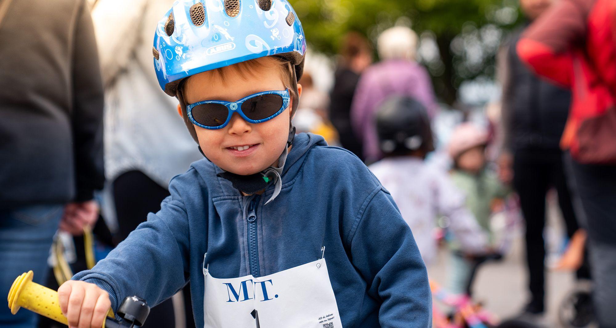 Närbild på en ung cyklist med hjälm och solglasögon