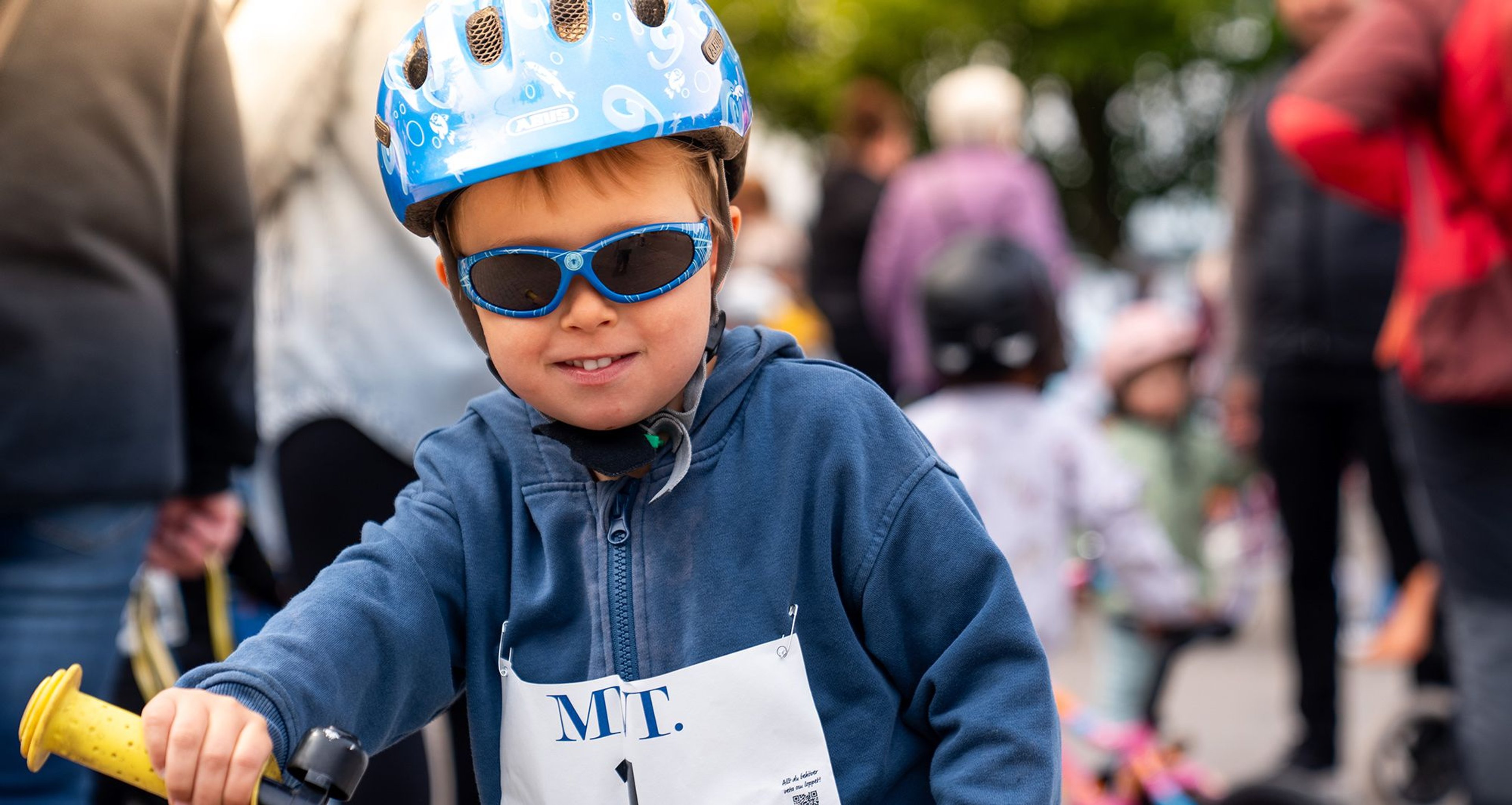 Närbild på en ung cyklist med hjälm och solglasögon