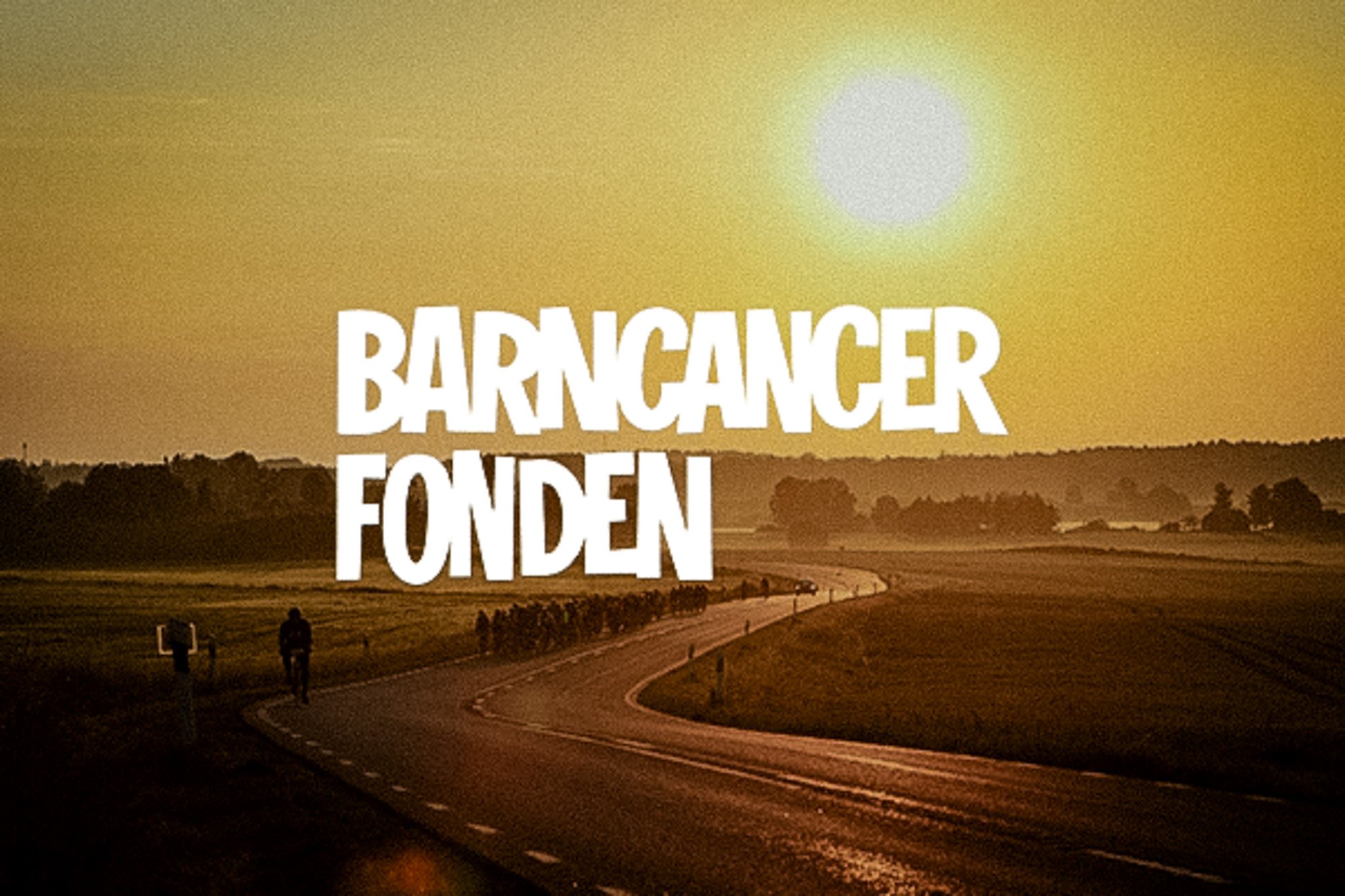 White text "BARNCANCER FONDEN" overlaid on an image of cyclists on a winding road at sunrise.