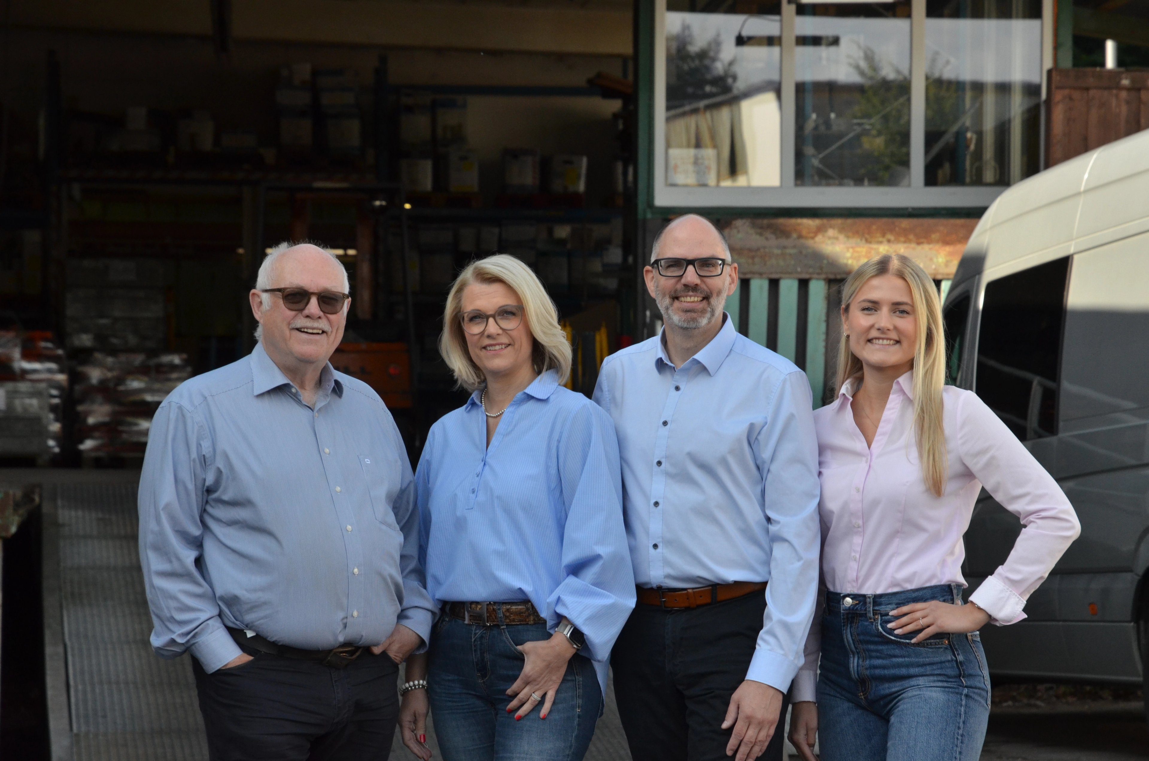 Max Paffrath, Katja Bergmann, Mirco Paffrath und Katharina Kaufmann – drei Generationen der Familie Paffrath vor dem Firmensitz in Remscheid