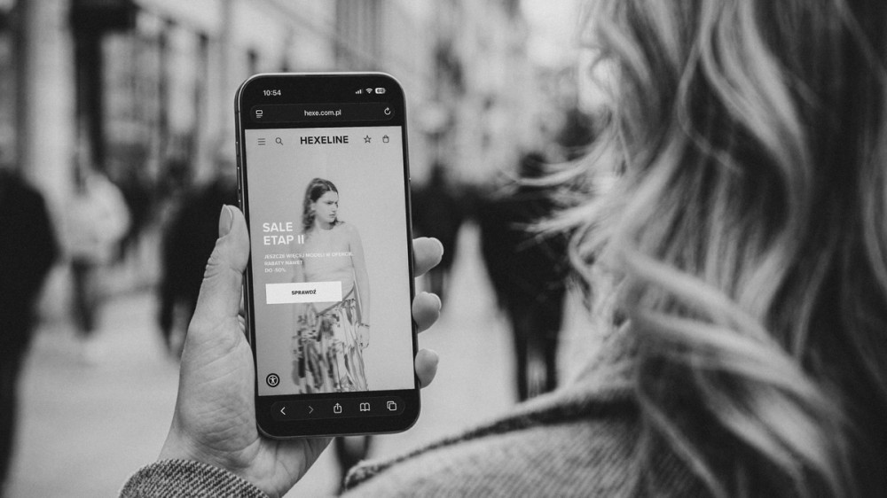 The Hexeline store on a phone – black-and-white shot