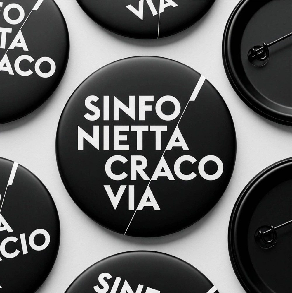 Badges with the Sinfonietta Cracovia logo