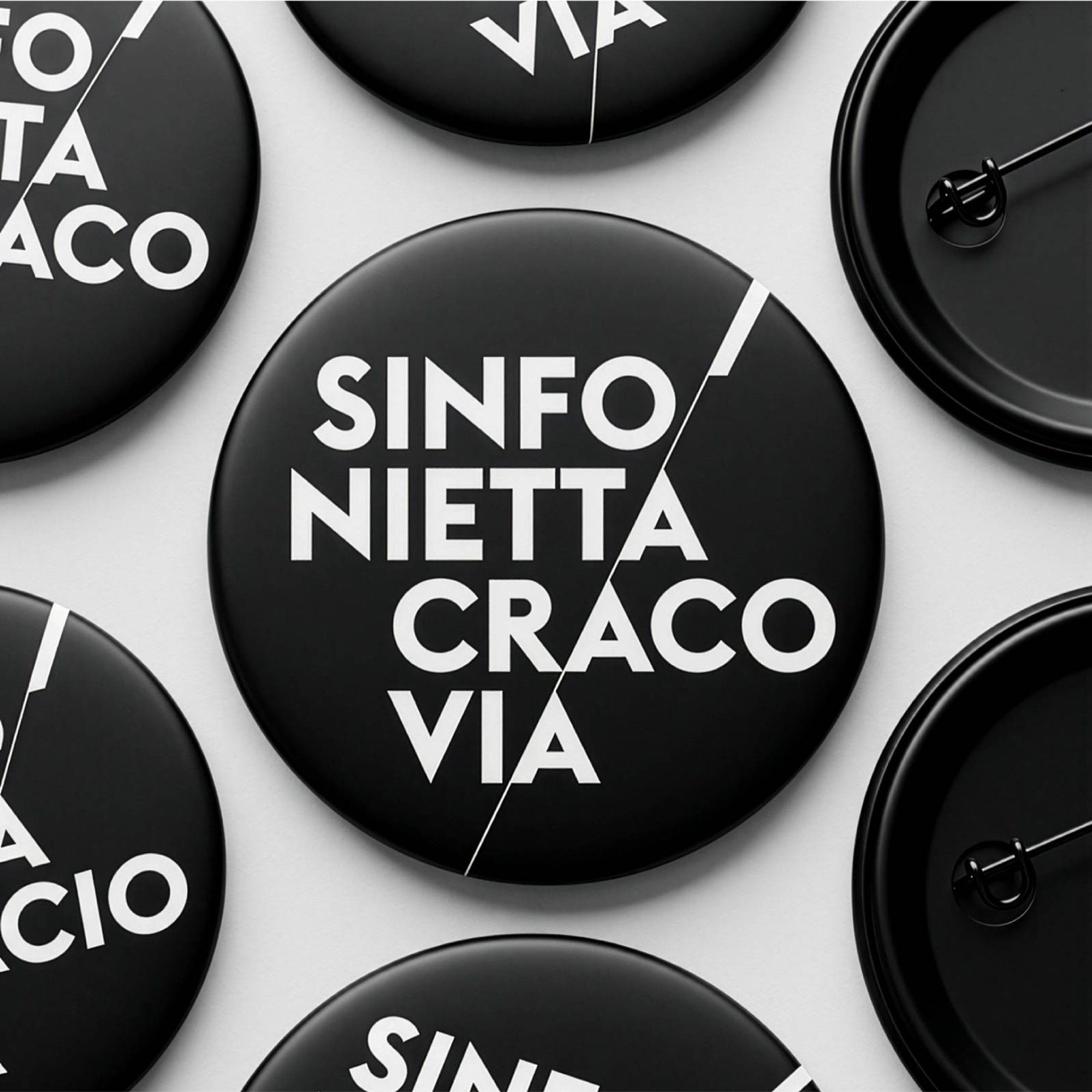 Button badges with the Sinfonietta Cracovia logo