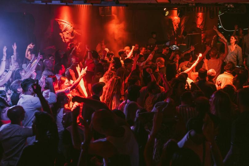 Porno pikap rassomlari yigitlarni suratga olishadi