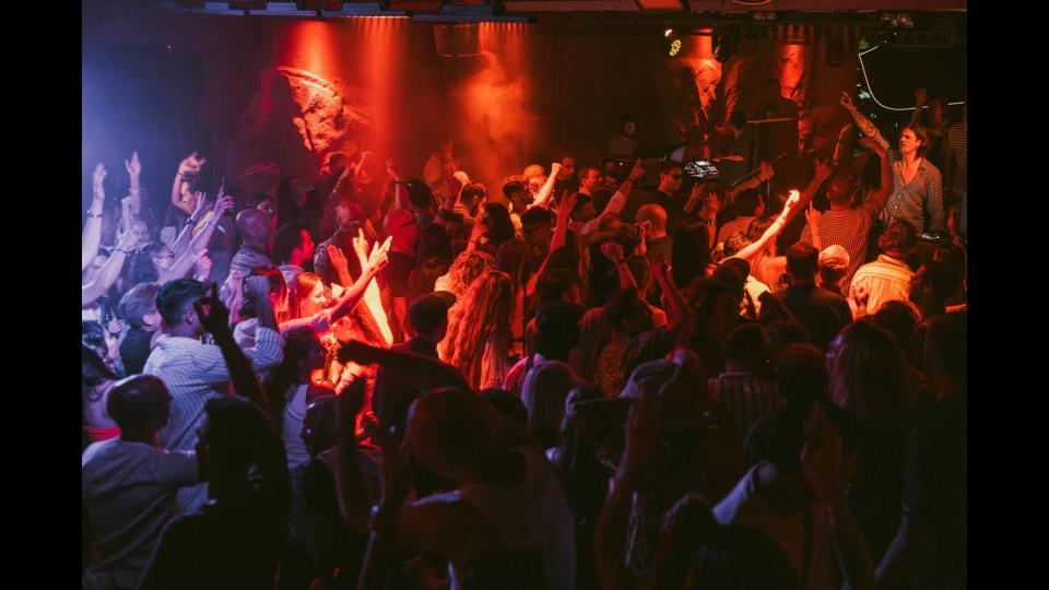 Voyaga etgan oral seks porno Porno pikap rassomlari yigitlarni suratga olishadi