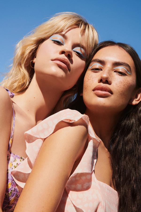 1157623-CONS-SpringSummerBeauty-CB-Bold Eye Makeup-OF-FY23_V2_0136_02