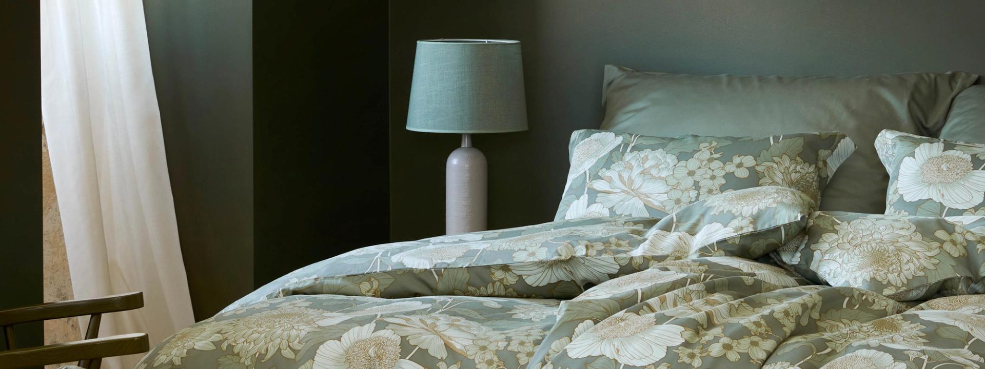 Seng oppredd med Høie Tor og Frøya sengesett i lyseblå nyanser – en miks av ensfarget og stripete design skaper et rolig og gjennomført uttrykk i soverommet.