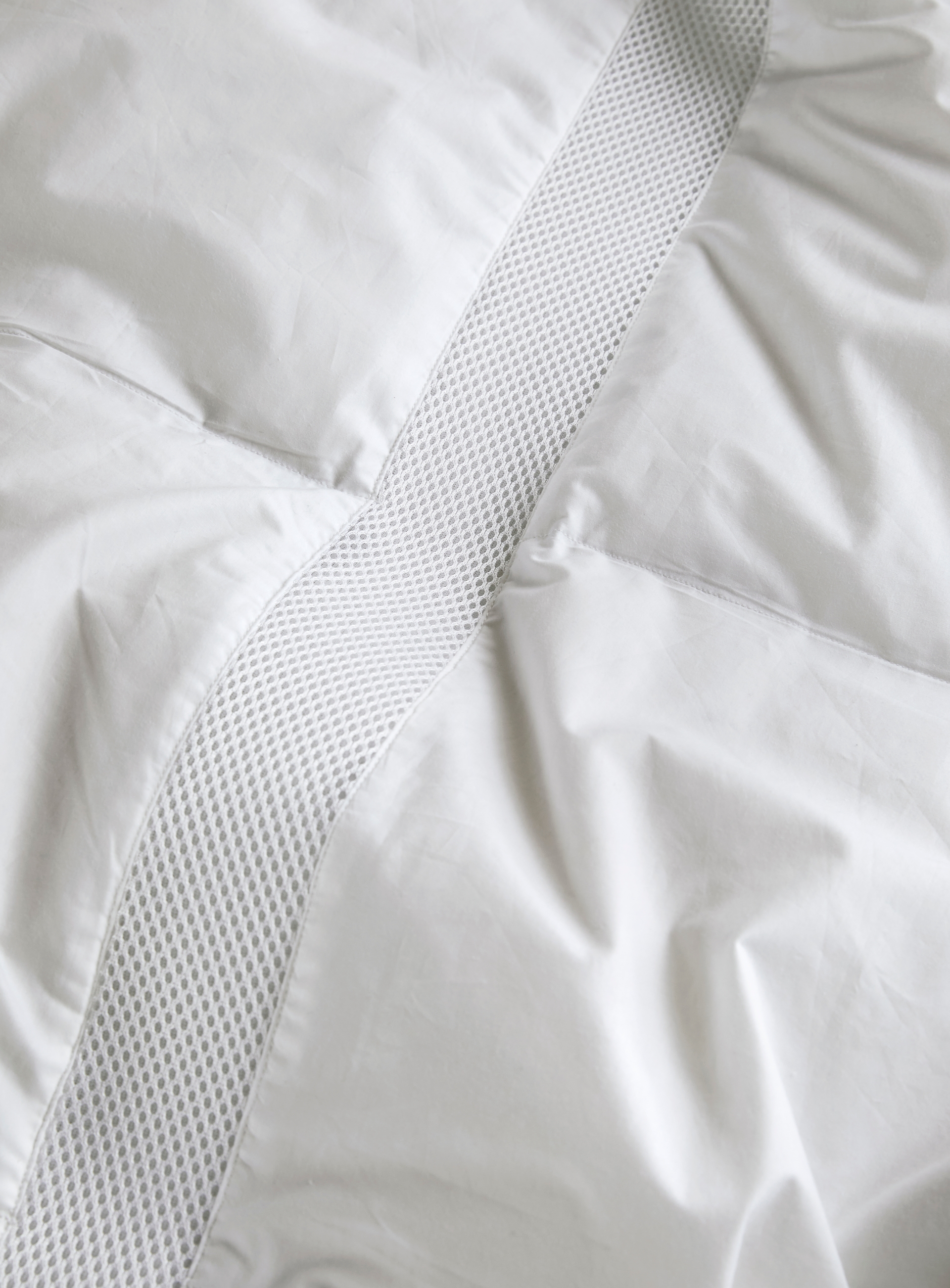 Nærbilde av Høie Saga dundyne – ekstra sval variant med luftige mesh-paneler for optimal ventilasjon og pusteevne.