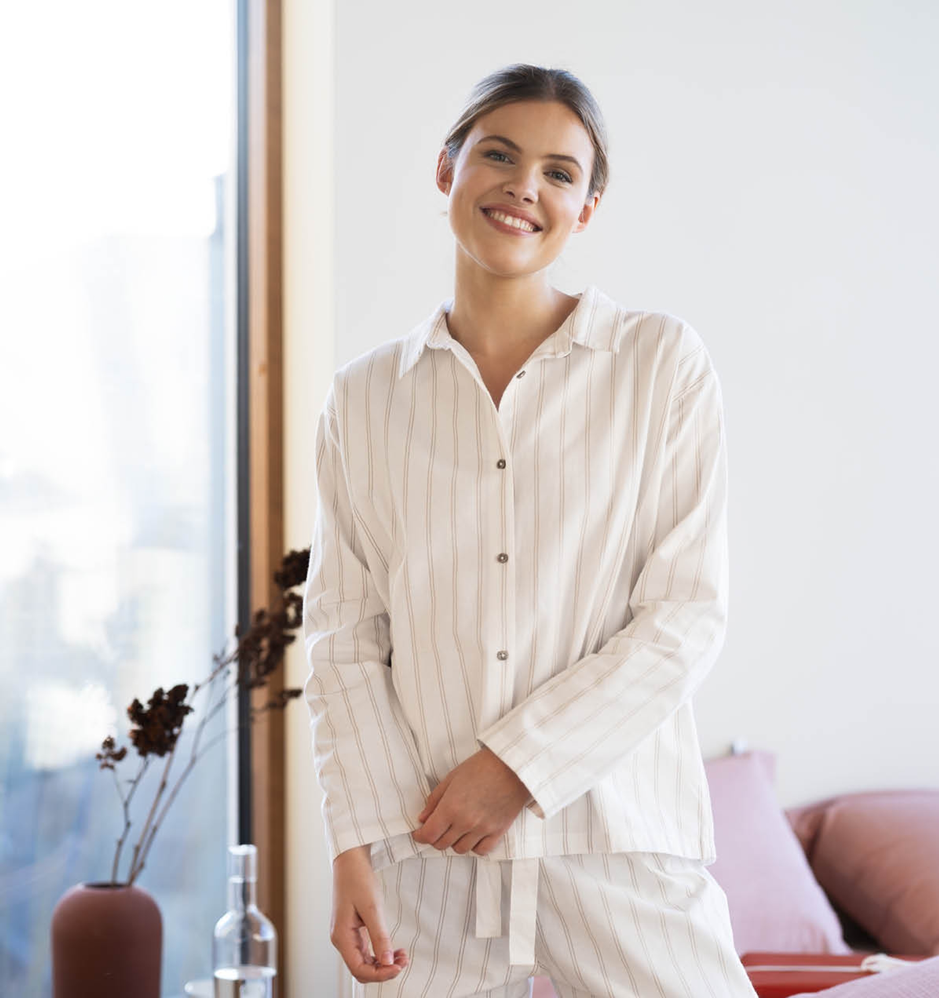 Kvinne i myk flanellpyjamas i offwhite med delikate striper – komfortabel pysjamas i flanell for dame, perfekt til rolige morgener, koselige kvelder og julehygge hjemme.