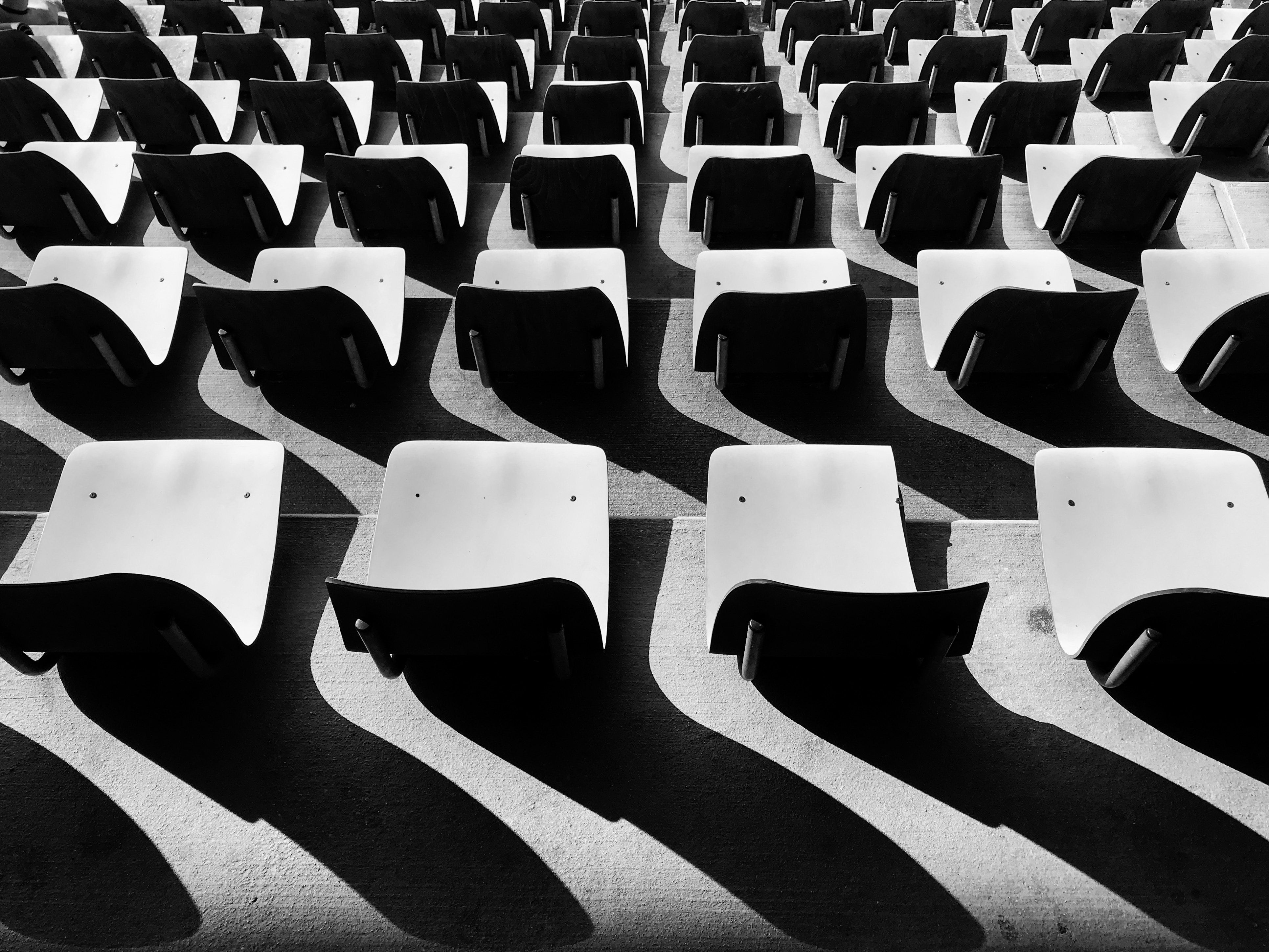 theaterstoelen in de schaduw