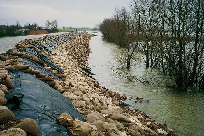 verhoogde dijk met zandzakken