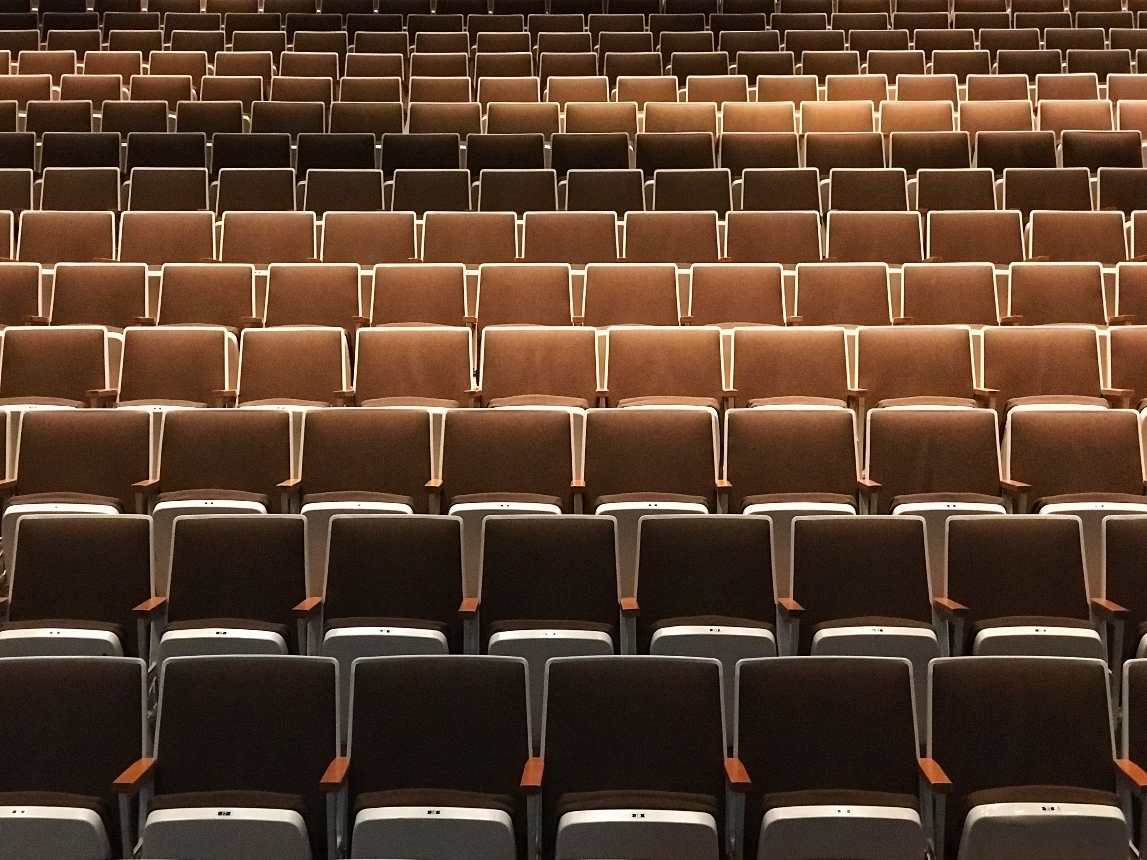 lege theaterstoelen