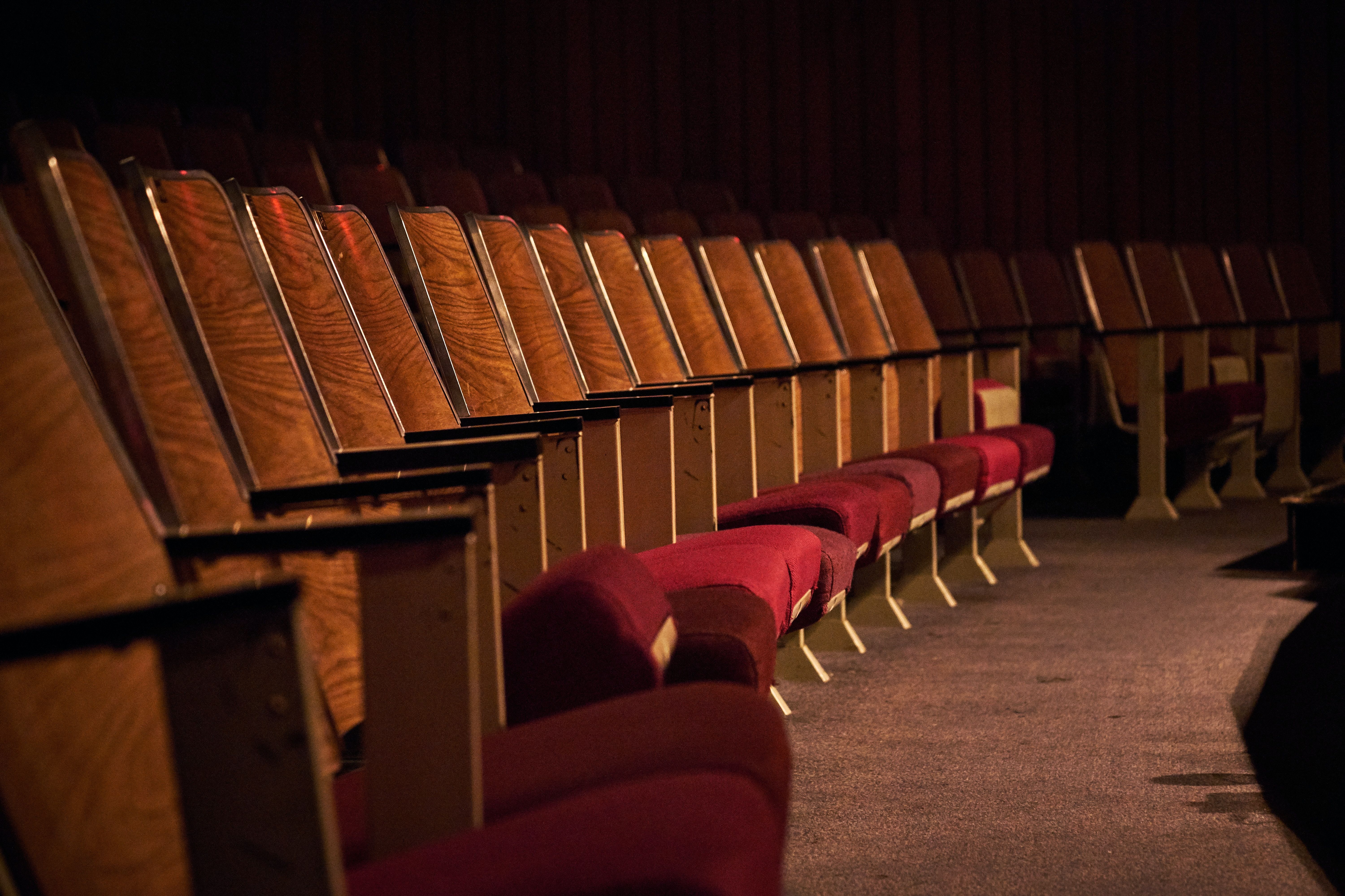 oude theaterstoelen