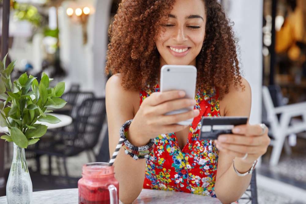 mujer-registrando-restaurante-en-Rappi