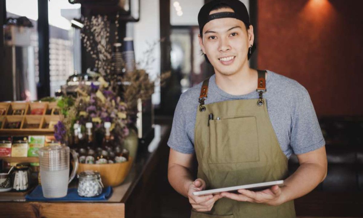 hombre-gestionando-sus-ventas-en-Rappi