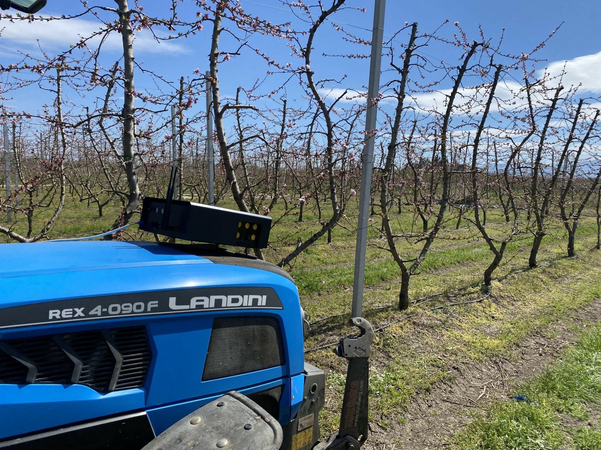 Viewer mounted on a tractor in a vineyard