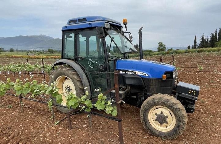 Tractor fitted with Viewer in a vineyard