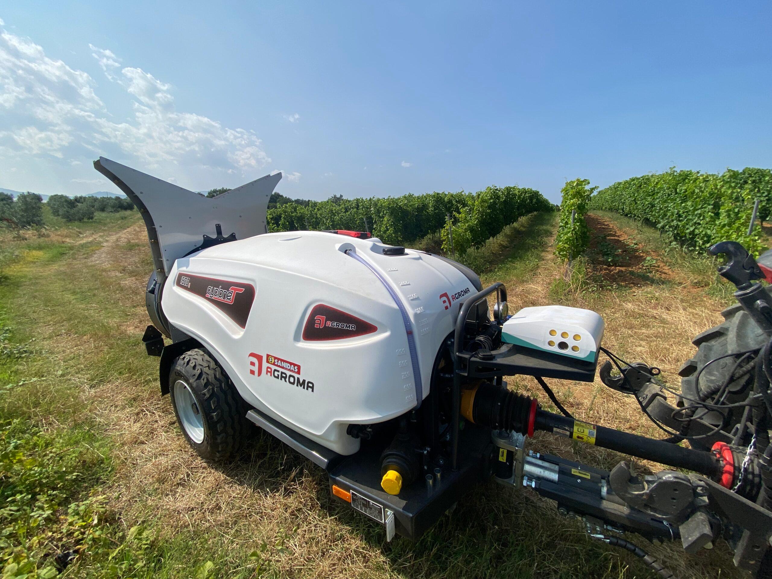 Viewer device fitted to a smart orchard sprayer