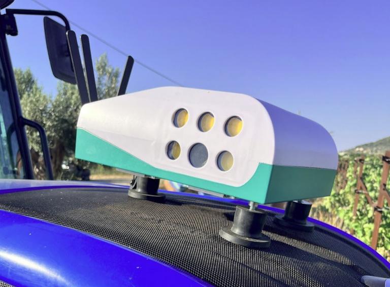 Viewer sensor mounted on a blue tractor