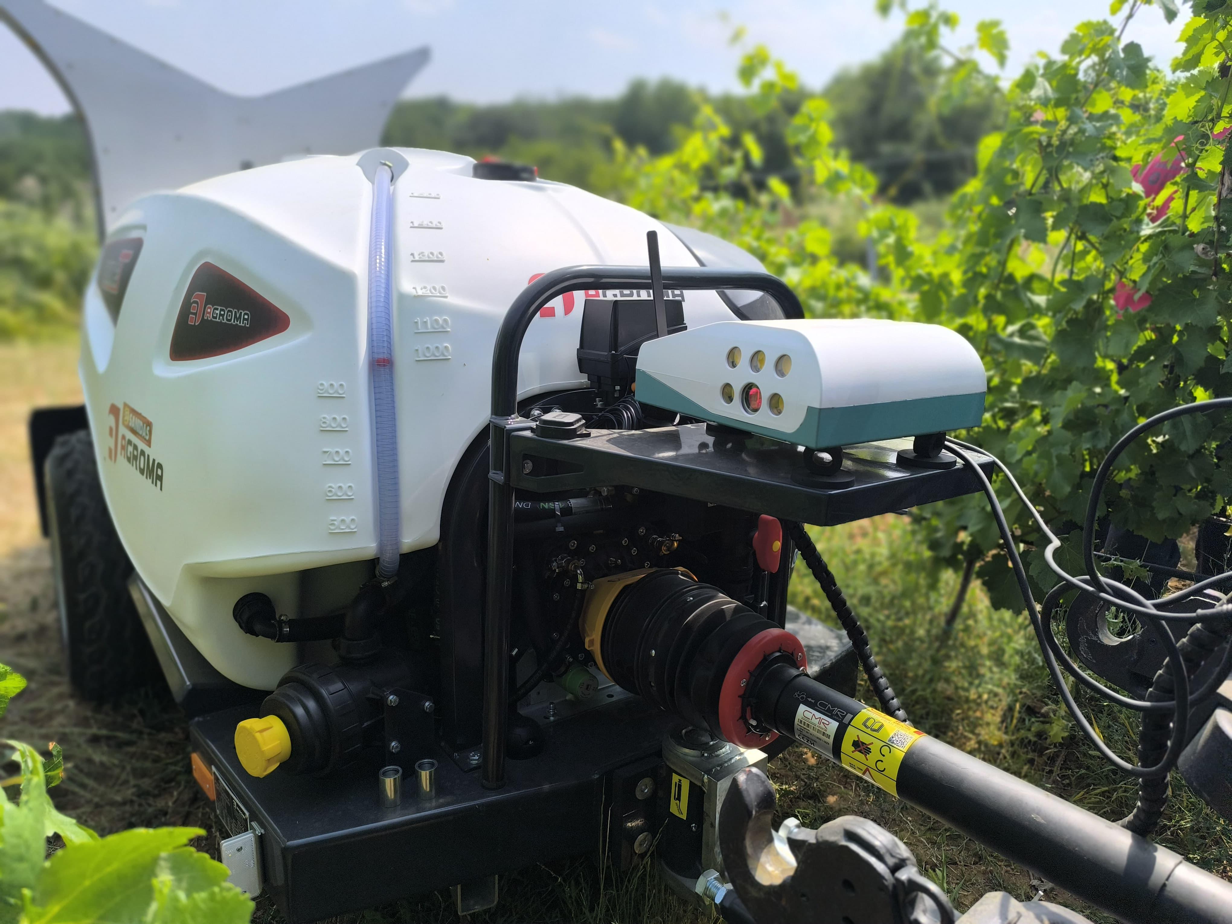 Viewer mounted on a smart sprayer in the vineyard