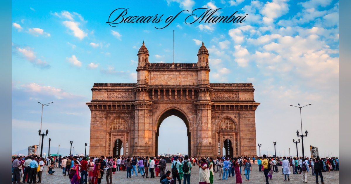 Gateway of India in Mumbai with crowds in front