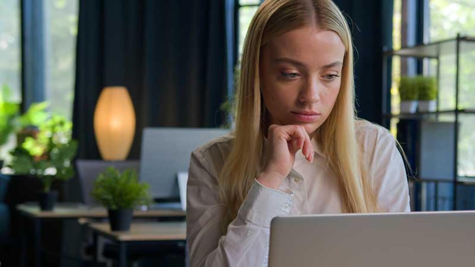 Business woman choosing a copilot on a windows computer