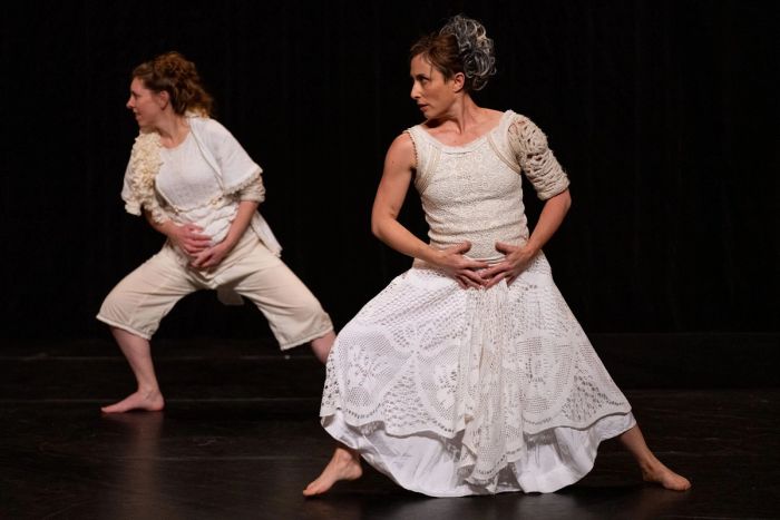 Duo dansé en costumes de dentelle