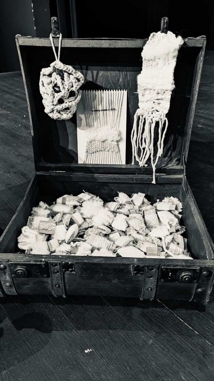 La valise d’échantillons de matières et quelques tissages