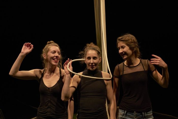 Les trois interprètes, rieuses, sous les cordes