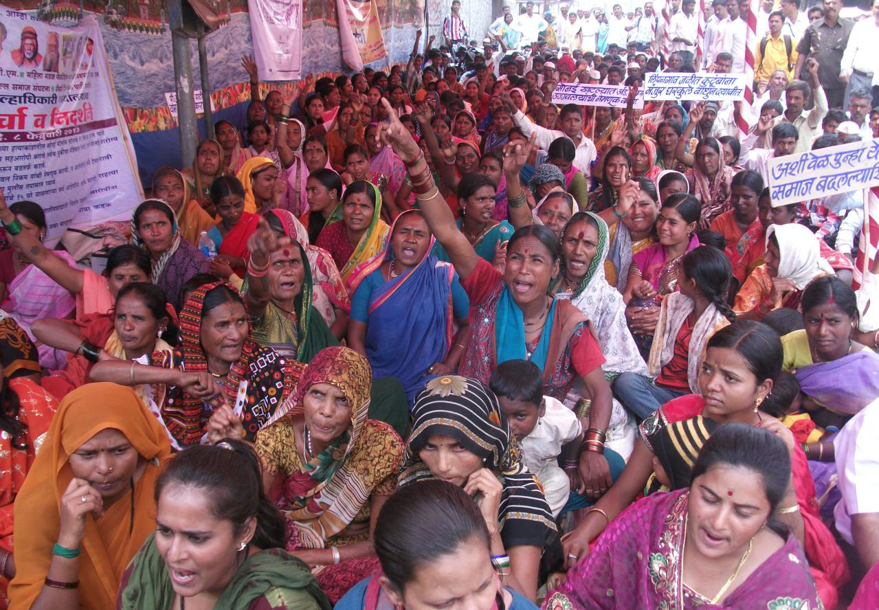 Crowd of women demonstrating and chanting for their rights and carrying banners (Forest Rights Campaign)