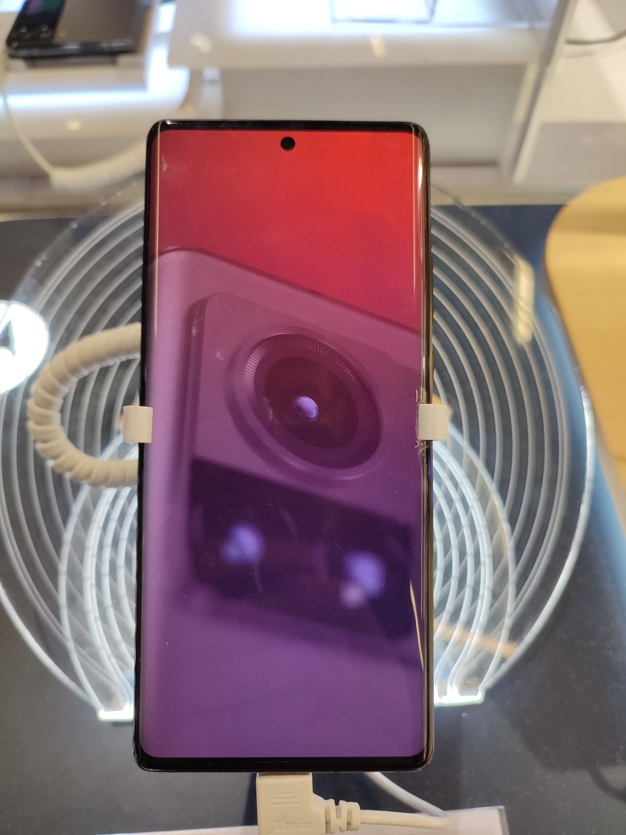 Motorola Edge smartphone featuring a lightweight curved chassis and front display. Photo: Maksdroider (CC BY-SA 4.0).