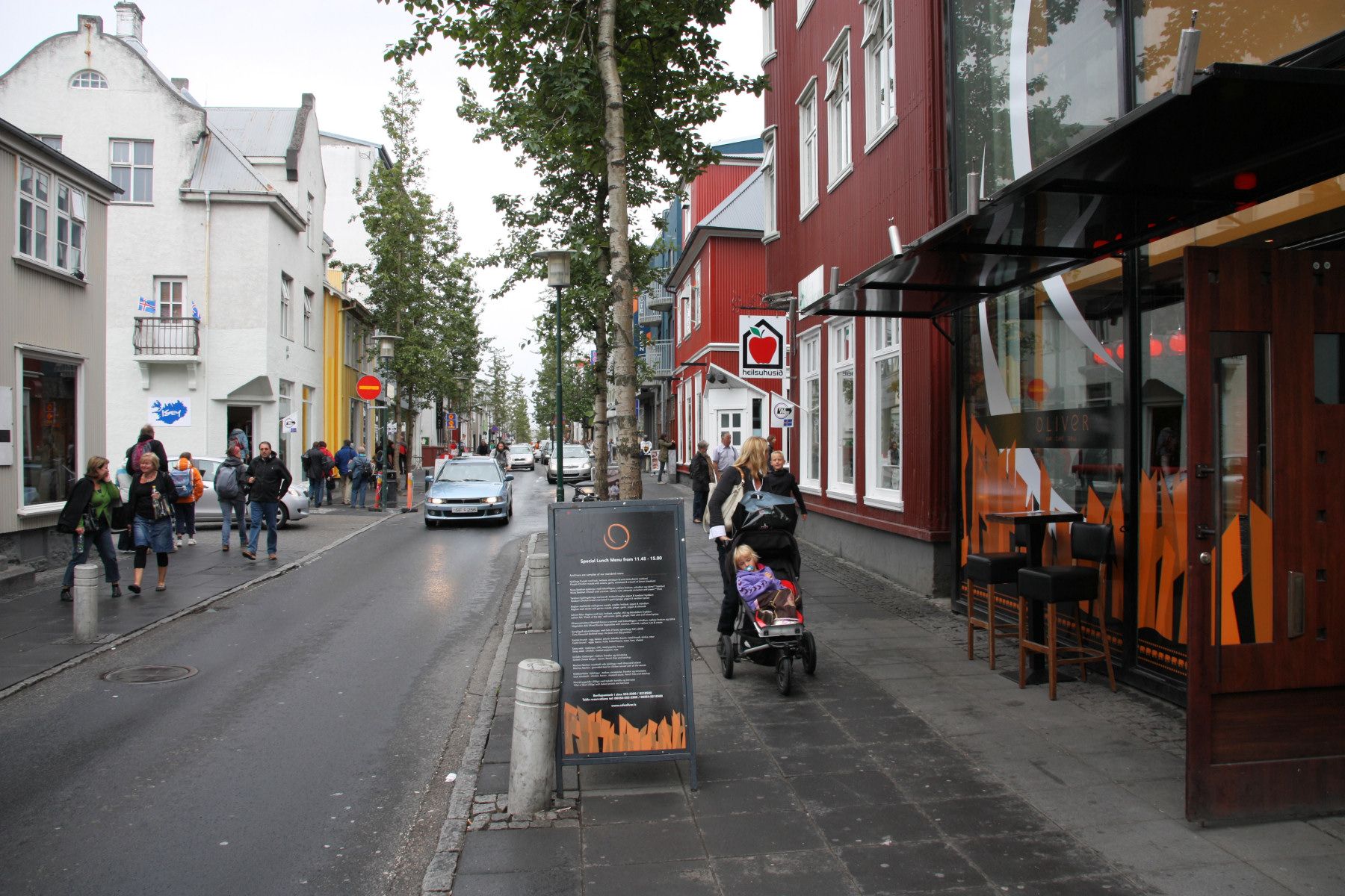 Laugavegur, the main street of Reykjavik, Iceland. In small Nordic societies, virtually every citizen reports having someone to turn to in a personal crisis, forming a powerful informal safety net. (Photo: Marek Ślusarczyk / Wikimedia Commons / CC BY 3.0)