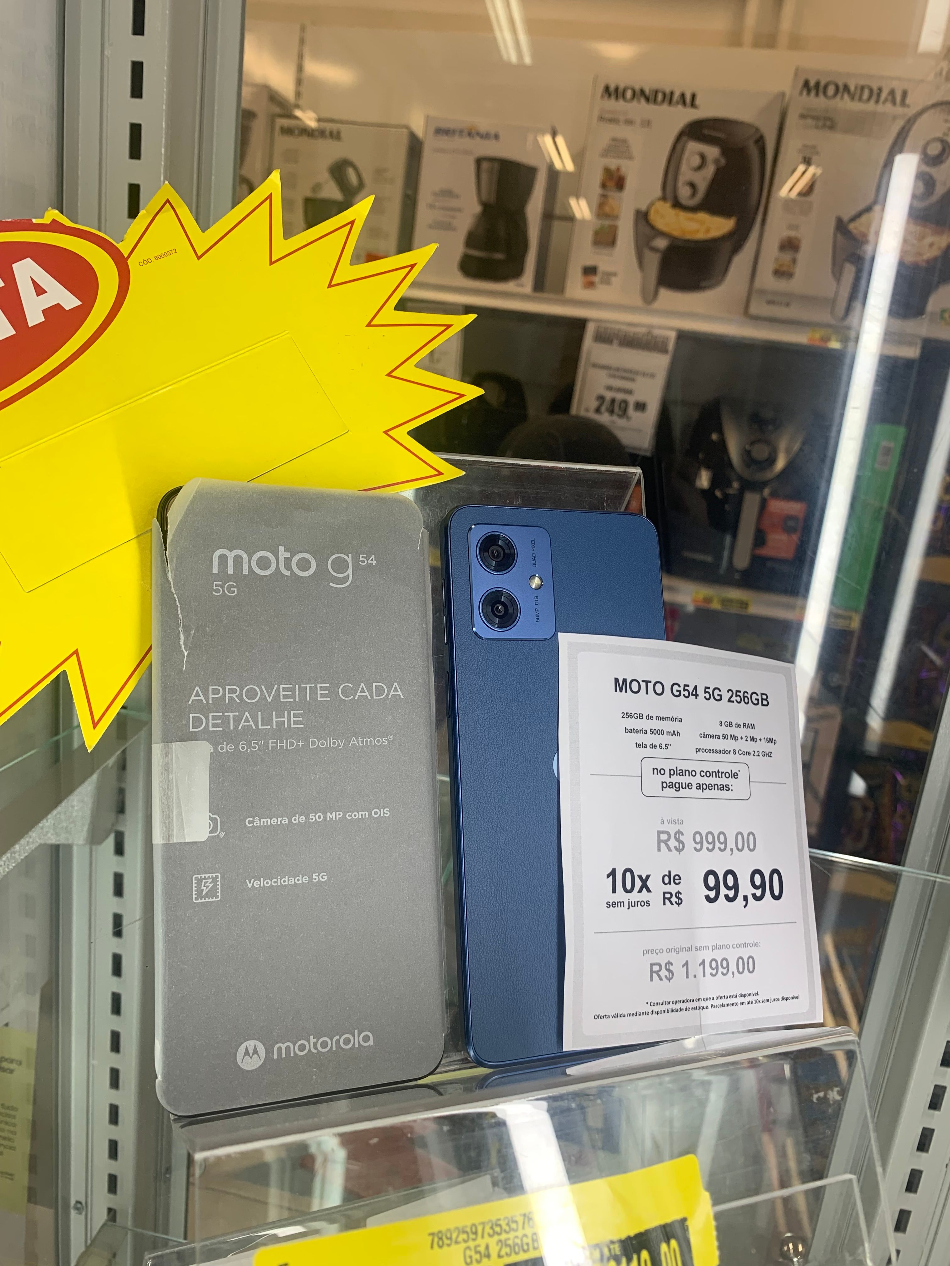 Motorola Moto G smartphone showcasing the practical dual rear camera layout. Photo: Vitorperrut555 (CC BY 4.0).