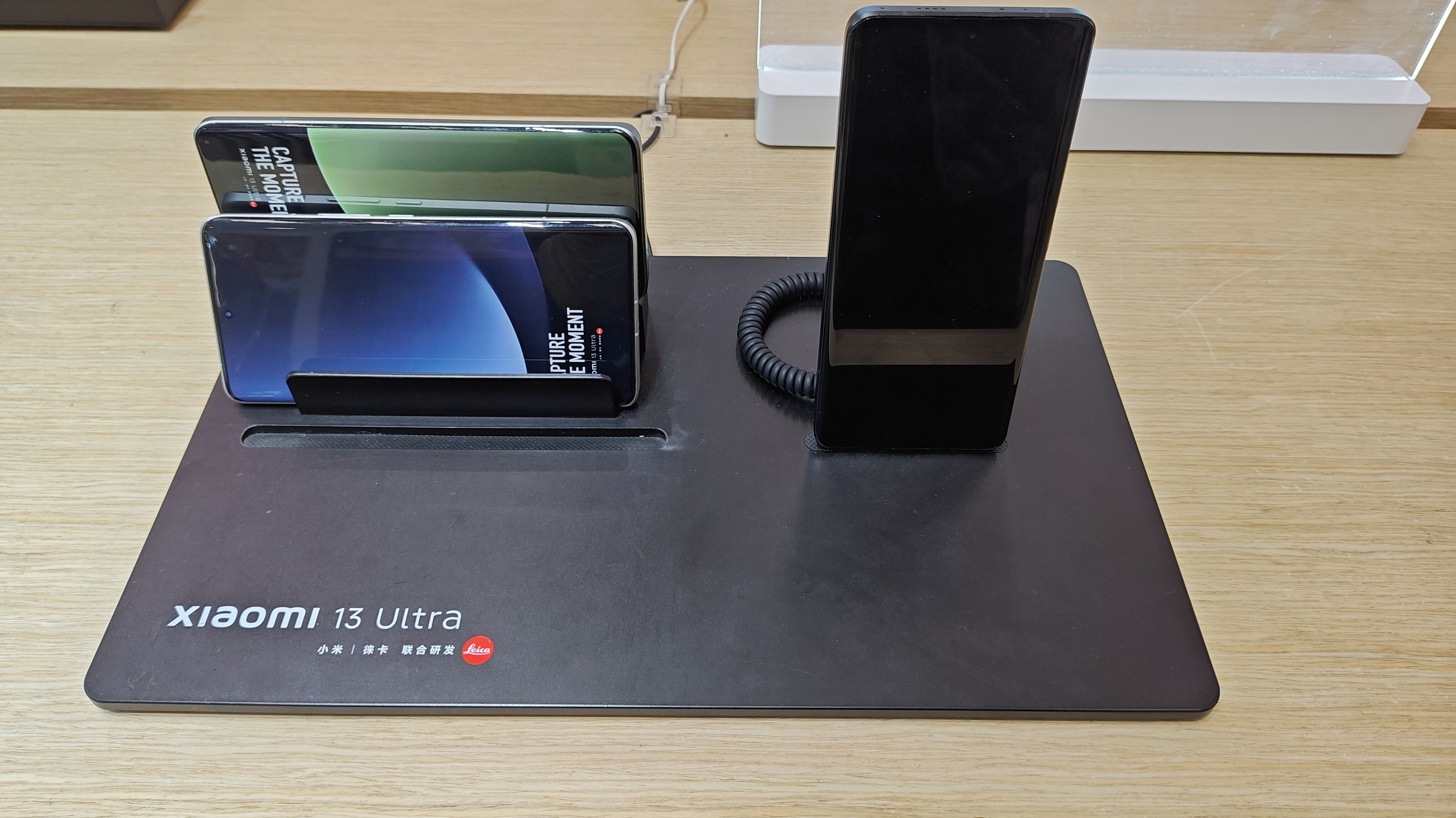 Xiaomi 16 Ultra featuring the stepped circular Leica Summilux camera housing. Photo: メイド理世 (CC BY-SA 4.0).