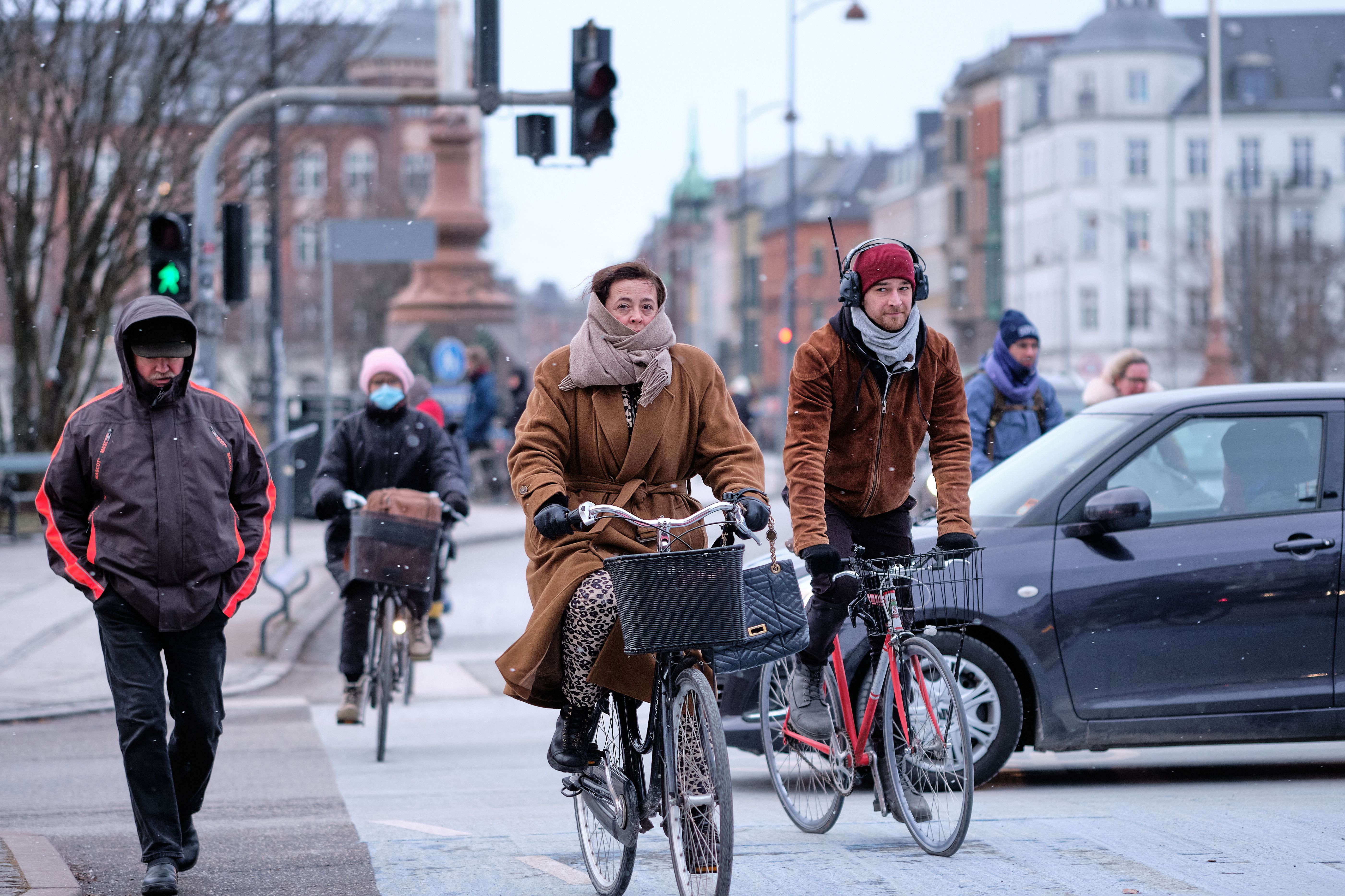 Cyclists cross Dronning Louises Bro during morning rush hour in Copenhagen, Denmark. Over 40% of residents commute by bicycle, driven by low-friction infrastructure and a strictly observed 37-hour workweek. (Photo: Kristoffer Trolle / Wikimedia Commons / CC BY 2.0)