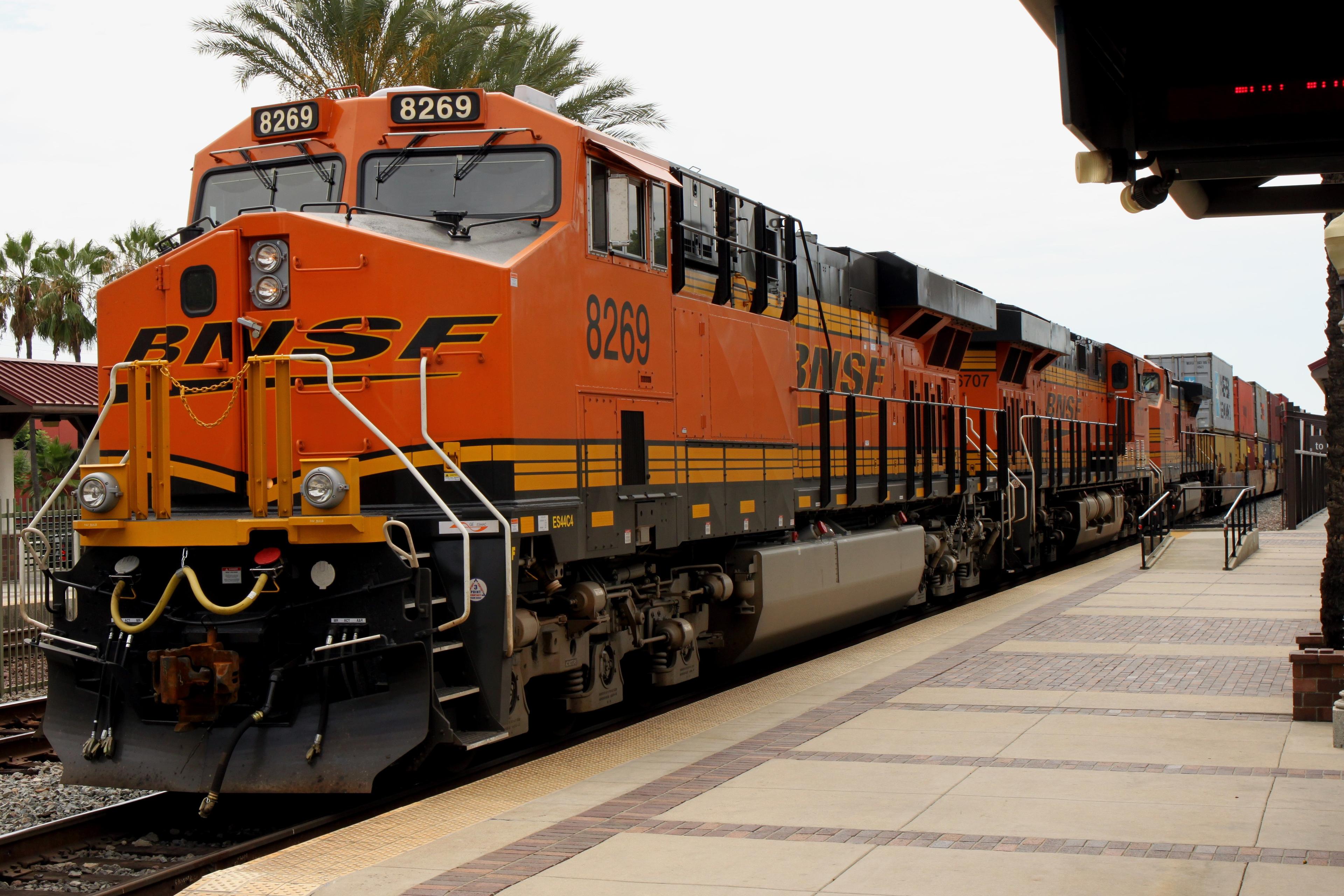 Freight_Train_BNSF_-_8269_(14990824696)