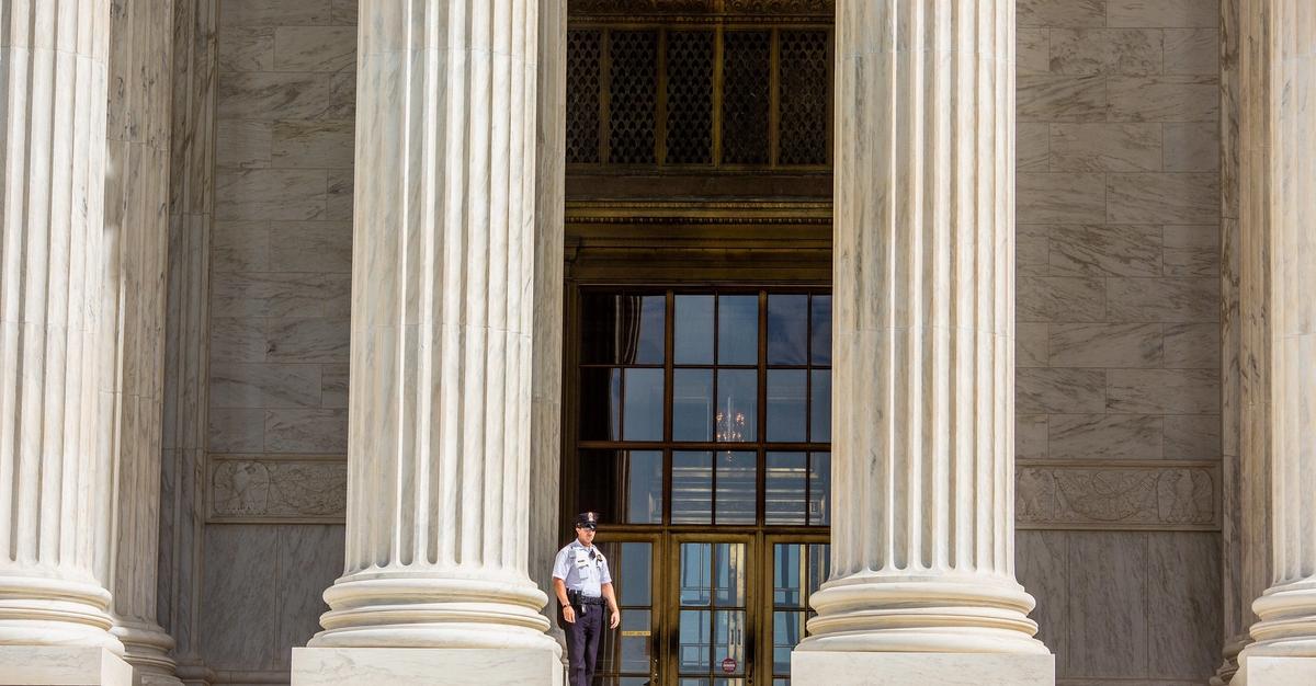 www.scotusblog.com