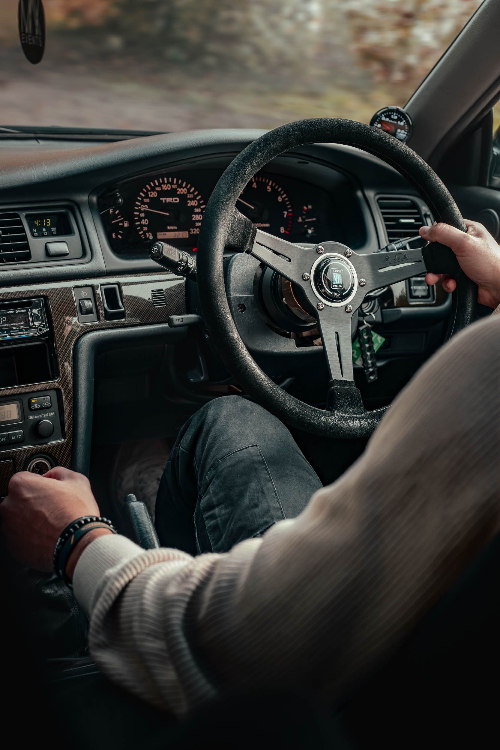 Intérieur Toyota Chaser JZX100 conducteur au volant sport, tableau de bord TRD, berline sportive japonaise photographie habitacle