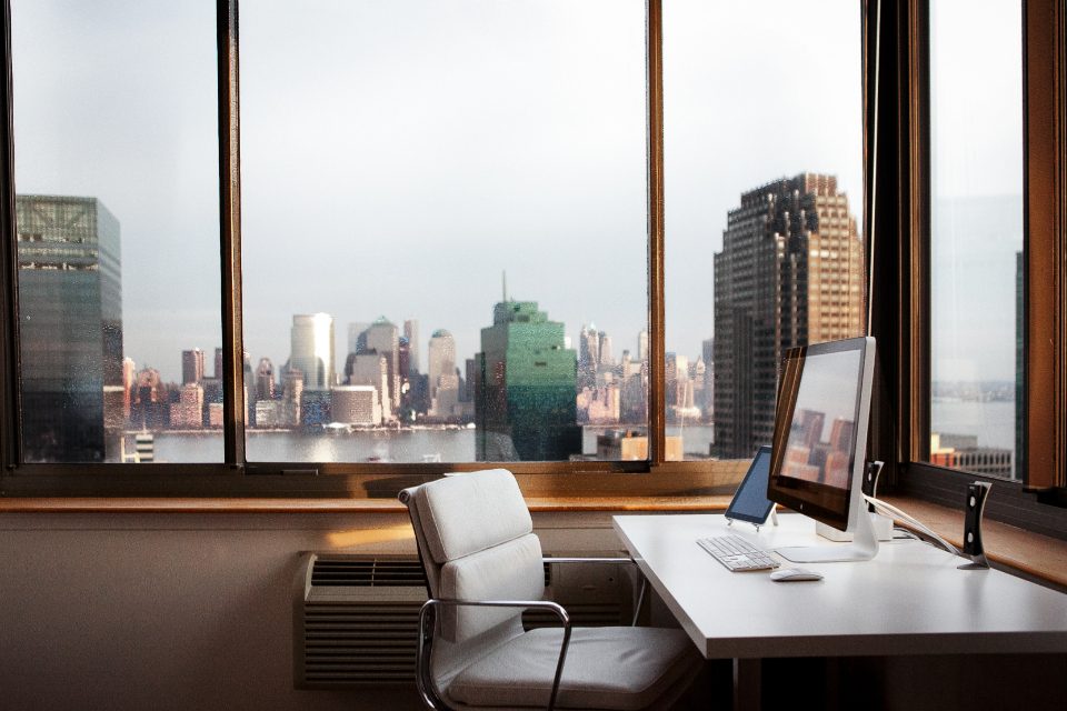 Kantor dengan pemandangan kota