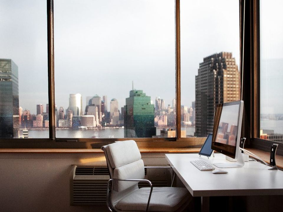 Kantor dengan pemandangan kota