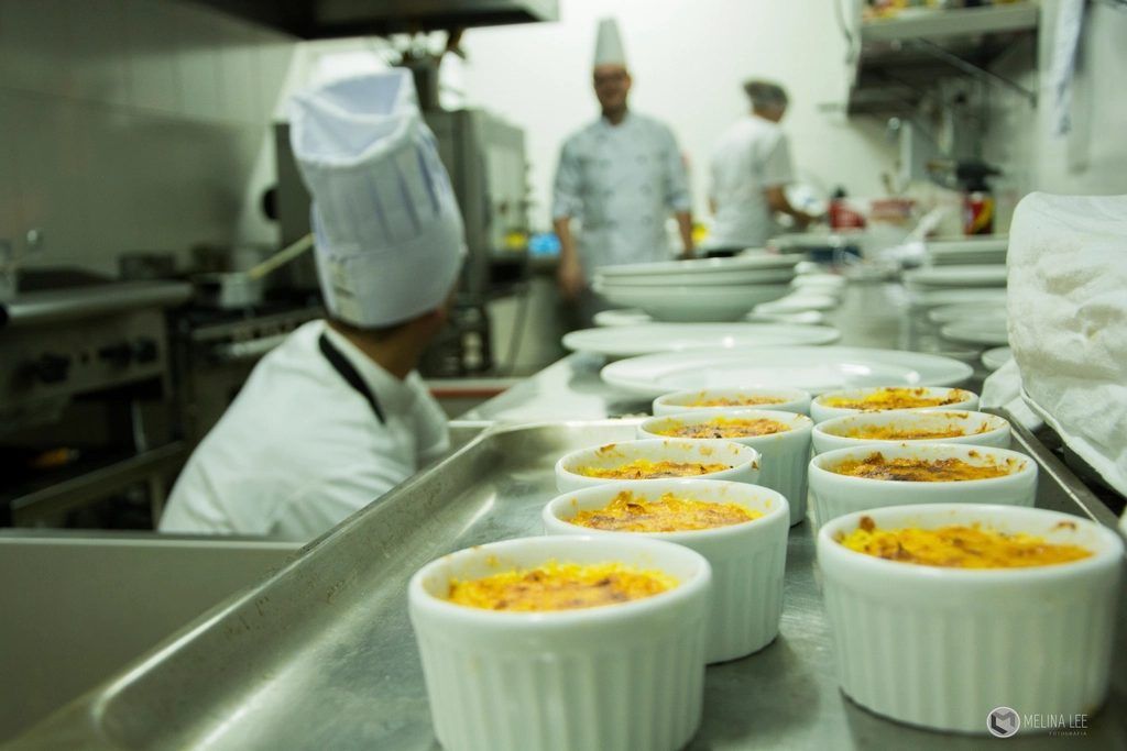 Dapur restoran yang sedang beroperasi