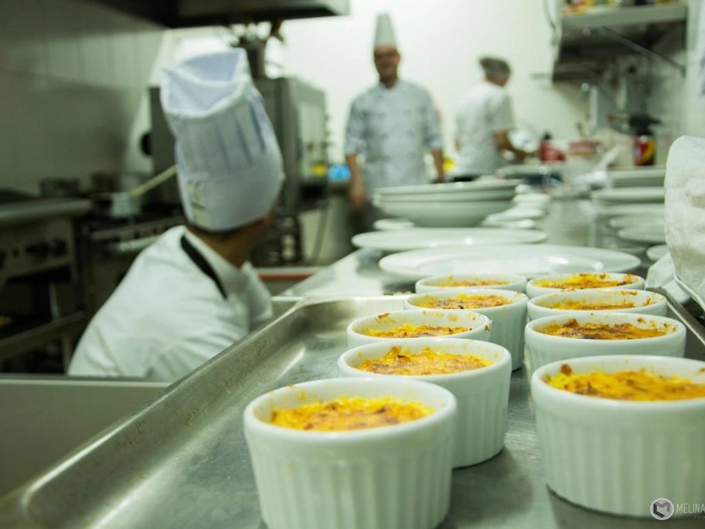 Dapur restoran yang sedang beroperasi