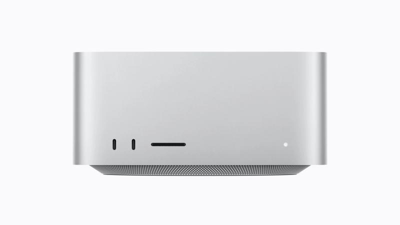 Der neue Mac Studio von vorne mit zwei USB-C-Anschlüssen und SD-Kartenslot