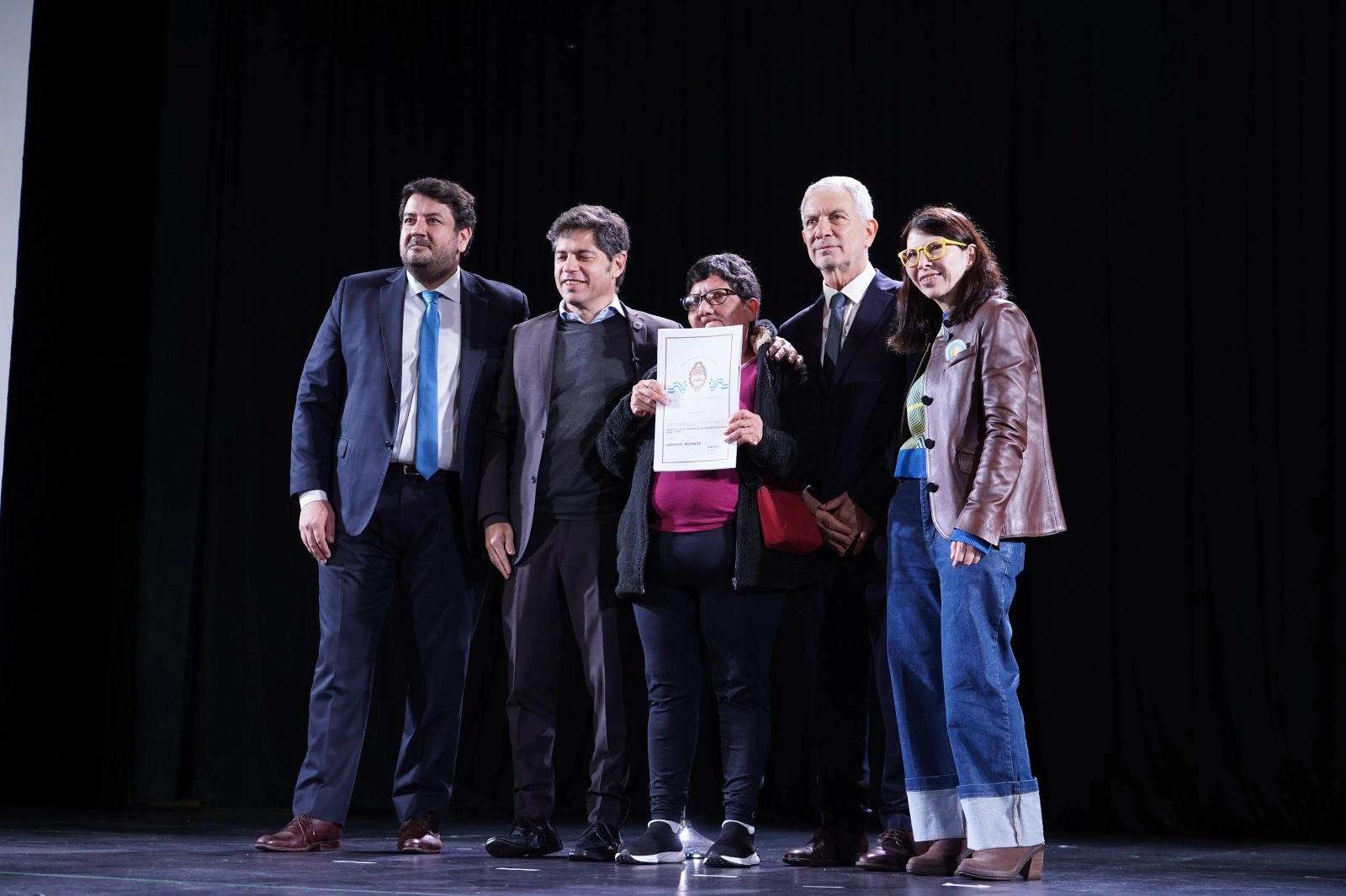 Julio Alak y Axel Kicillof junto a las familias platenses.