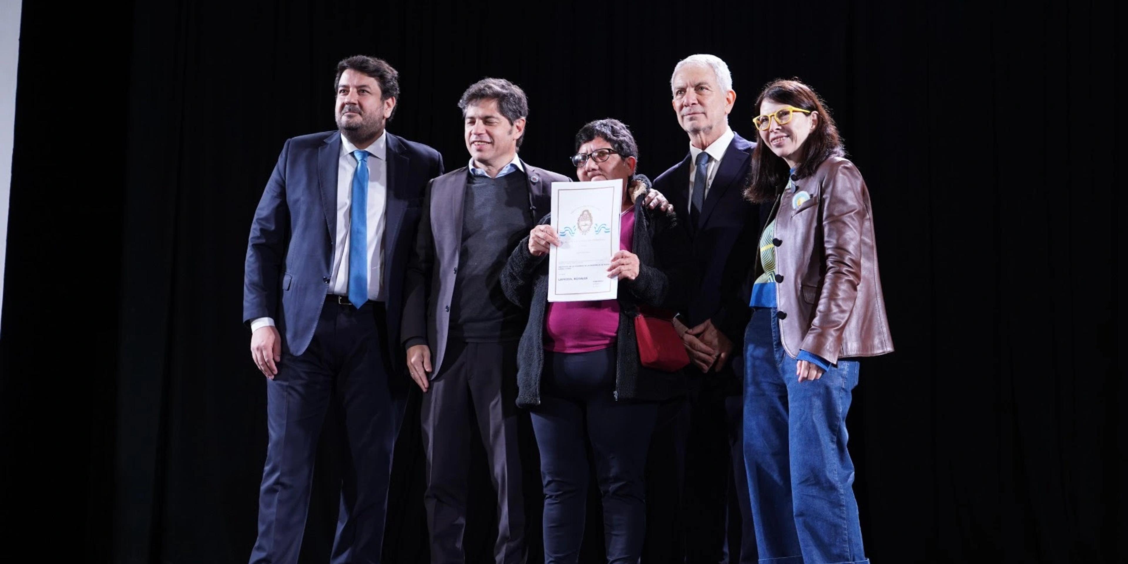 Julio Alak y Axel Kicillof junto a las familias platenses.
