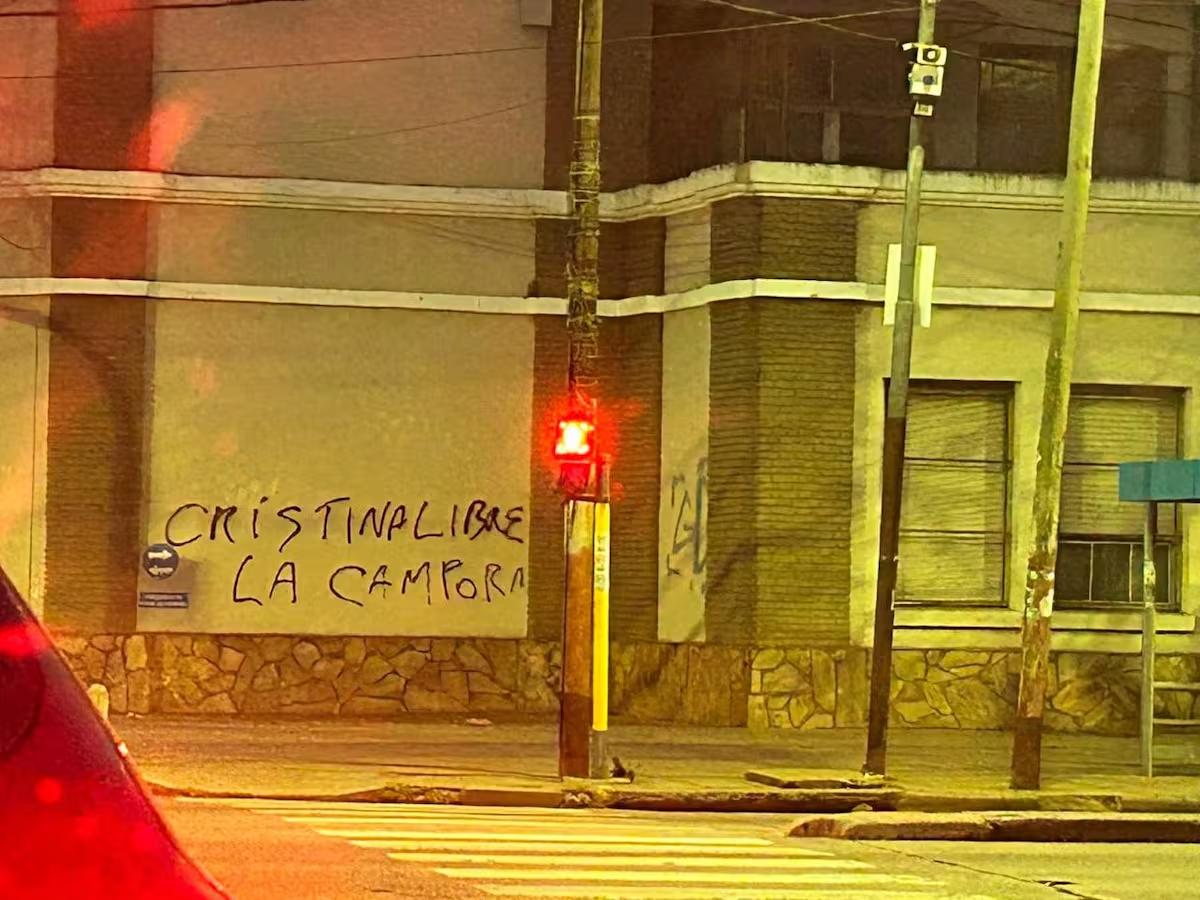 Lanús denunció pintadas.