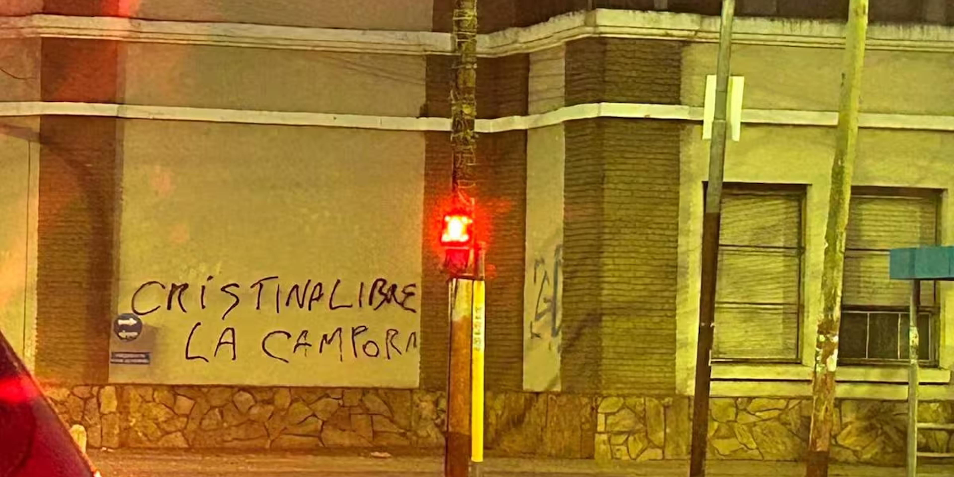 Lanús denunció pintadas.