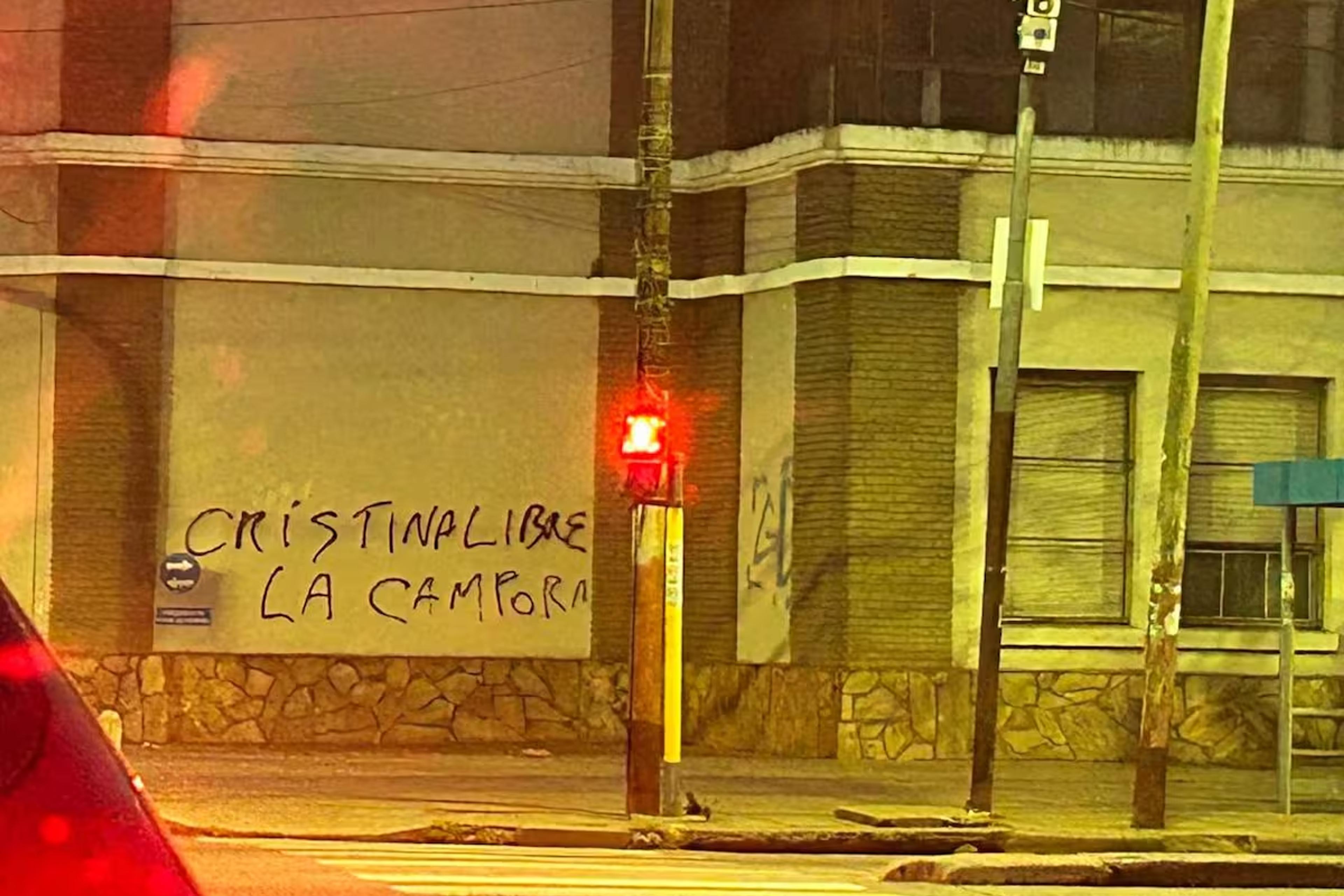 Lanús denunció pintadas.