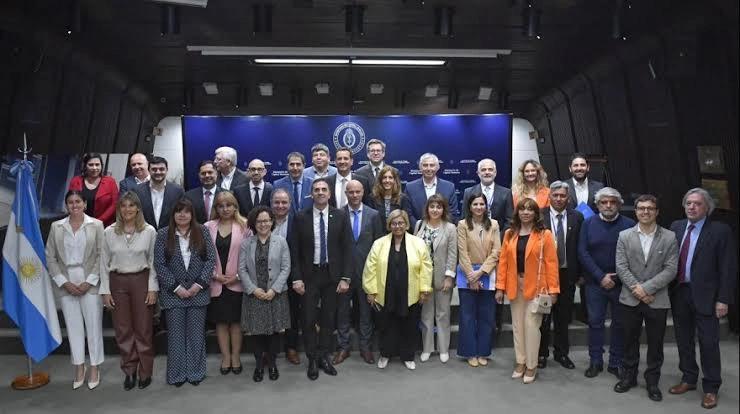 Todos en contra.