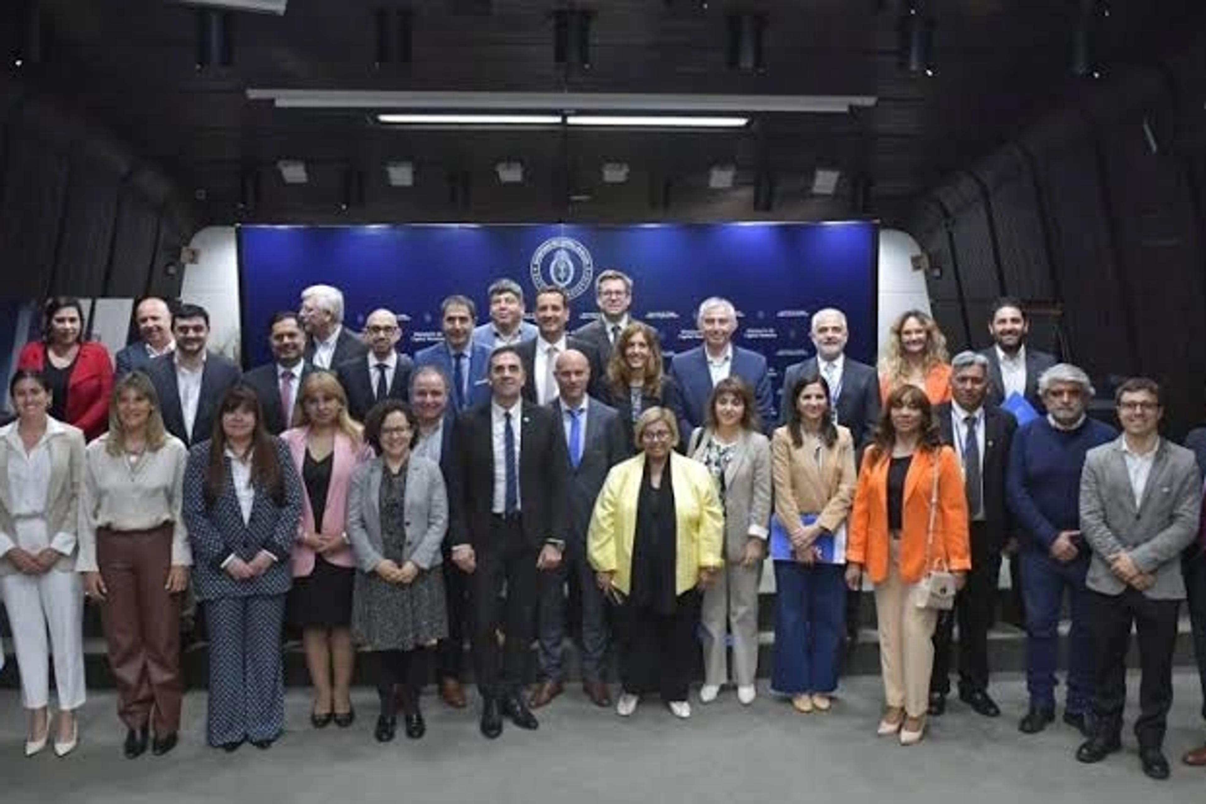 Todos en contra.